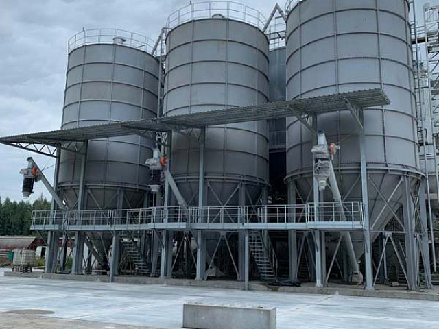 В г.Белосток силами Заказчика были смонтированы три силоса EUROSILO 7.7/890, навесное оборудование и телескопические загрузчики ТЗС 1000 СА.