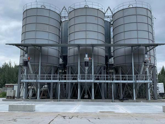 В г.Белосток силами Заказчика были смонтированы три силоса EUROSILO 7.7/890, навесное оборудование и телескопические загрузчики ТЗС 1000 СА.